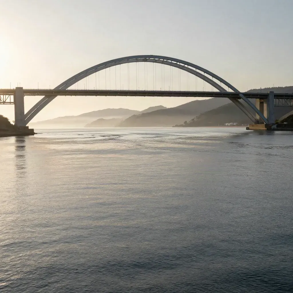광안대교가 안개 낀 바다 위로 높이 걸리고, 아래는 차분한 회색빛 수면이 펼쳐진 풍경